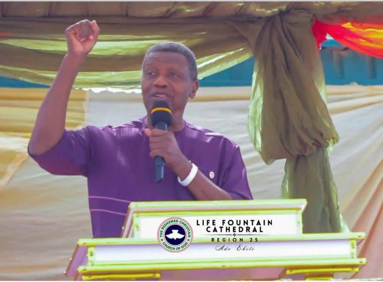 Pastor E. A. Adeboye speaking during the Ilogbo Ekiti visit